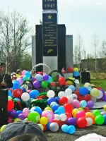 Памятник павшим землякам., Россия, Кемеровская область, Тяжинский район, поселок городского типа Итатский