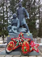 Памятник юным героям-партизанам, погибшим в боях под Москвой в 1941–1942 годах, Россия, Московская область, Волоколамский район, село Осташево