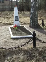 Памятник, установленный Молодцову Дмитрию Семеновичу, находится в г. Кировск, Ленинградской области, за заводом «Ладога», у самой дальней, Россия, Ленинградская область, Кировский район, садовое товарищество ГРЭС-8 имени Кирова