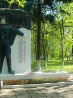 Обелиск воинам-землякам в ГПЗ «Константиново», Россия, Московская область, городской округ Домодедово, посёлок Государственного племенного завода Константиново, Парковая улица