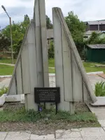 Памятный знак 195 горно-вьючному миномётному полку в поселке Макопсе, Россия, Краснодарский край, Сочи, микрорайон Вишневка, Майкопская улица