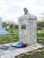 Памятник отважной партизанке Шуре Зайцевой в п. Крупец Рыльского района Курской области, Россия, Курская область, Рыльский район, поселок Крупец